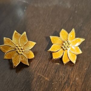 Poinsetta Yellow Shimmery Clip On Earrings. EUC